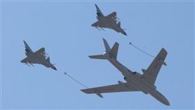 美國防情報研析中國軍力（4）美國國防情報局發布新的中國軍力報告，指中國打造自身成為全球軍事強權，表現出利用軍隊做為展現國家力量的工具，遂行所謂新世紀歷史任務。圖為2015年九三閱兵時的轟油6加油機搭配殲10戰機。中央社陳亦偉攝  108年1月16日