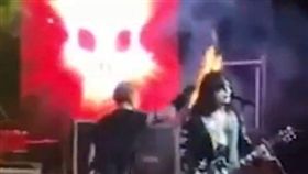 唱到起火！美國搖滾主唱頭髮遭煙火點燃　仍高歌面不改色（圖／翻攝自The Sun）