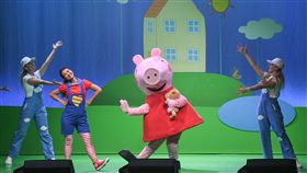 佩佩豬音樂劇來台演出「粉紅豬小妹音樂劇–歡樂派對」16日起一連兩天在台大體育館登場，人氣動畫角色佩佩豬現身與大小朋友與歡度假日時光，現場歡笑聲不絕於耳。（華研國際提供）中央社記者江佩凌傳真　107年6月16日