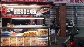 老闆慶祝情人節：凡情侶一起吃麵沒有優惠，網友：老闆怨念很深。（圖／翻攝自爆笑公社）