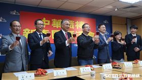 中華職棒新春團拜，會長吳志揚帶領四隊代表拜年。（圖／記者王怡翔攝影）