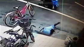 基隆,水溝,倒裁蔥,受困,公車（圖／翻攝畫面）