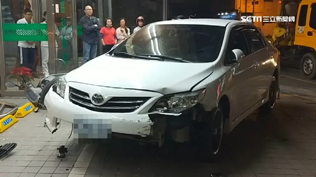 車衝醫院騎樓　保齡球式擊倒14機車