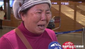 華航機師從8日清晨6時啟動罷工，勞資雙方今（13）日凌晨進行第3次協商，激戰11小時，明日上午10時再上談判桌。由於華航罷工行動仍繼續，不少旅客的行程受到影響，就有一名婦人因買不到機票，淚灑桃園機場，還崩跪直喊：「我好害怕…好害怕！」