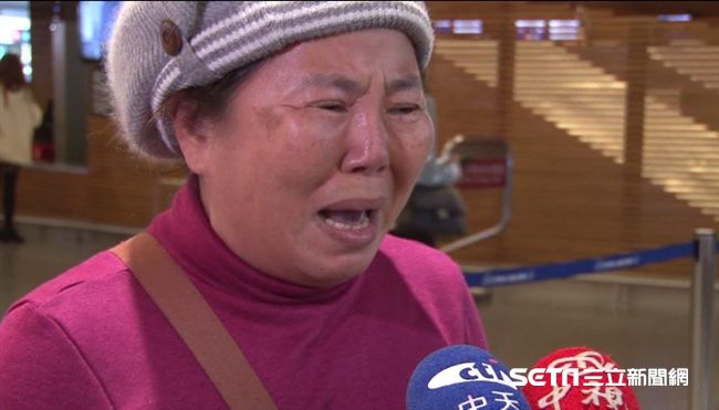 婦哭怕回不了家！自費30萬搶頭等艙