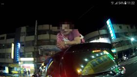高雄,越女,失序,脫褲,爬車頂（圖／翻攝畫面）