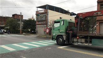 老婦遭「腰斬」輾斃！殘肢捲車底狠壓