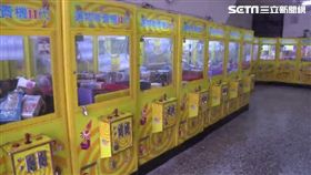 夾娃娃機店人潮不復以往。