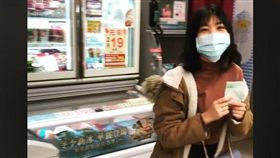 ▲影片中的女孩站在冷凍櫃挑選冰淇淋許久，最後轉身跟男友說太貴不買了。（圖／翻攝自爆廢公社公開版）