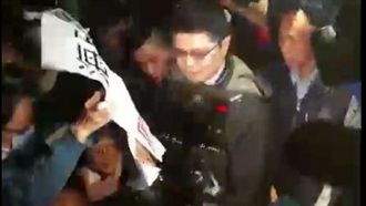 「海砂屋要倒了」！柯文哲遭跪地陳情