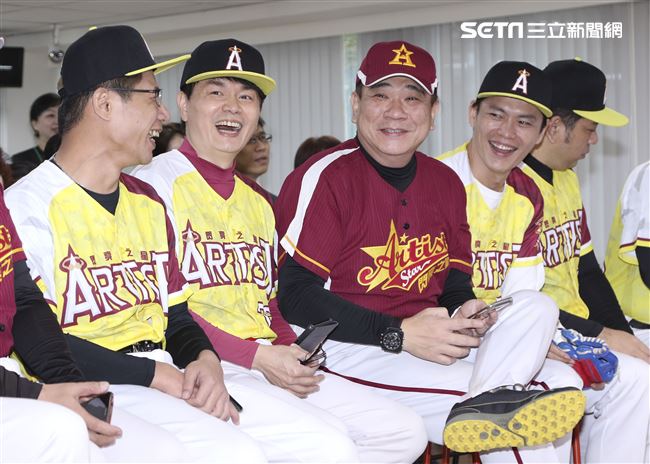 由臺灣閃亮之星明星棒球聯隊及中華民國職棒退役聯盟舉辦的2019明星公益棒球賽關懷偏鄉失智老人關注並協助弱勢。（記者林士傑/攝影）