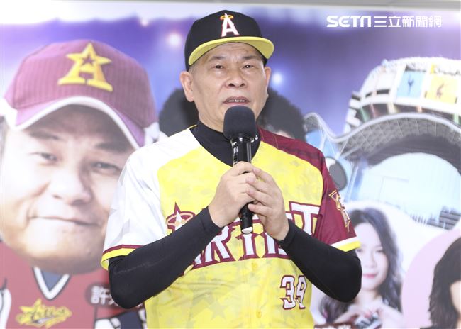 由臺灣閃亮之星明星棒球聯隊及中華民國職棒退役聯盟舉辦的2019明星公益棒球賽關懷偏鄉失智老人關注並協助弱勢，閃亮之星明星棒球隊澎恰恰。（記者林士傑/攝影）