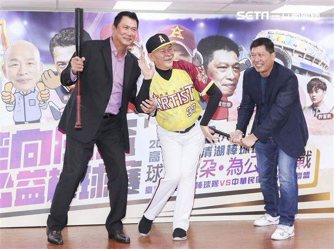 由臺灣閃亮之星明星棒球聯隊及中華民國職棒退役聯盟舉辦的2019明星公益棒球賽關懷偏鄉失智老人關注並協助弱勢，閃亮之星明星棒球隊澎恰恰與中華民國職棒退役聯盟理事長黃平洋、執行長羅世幸。（記者林士傑/攝影）