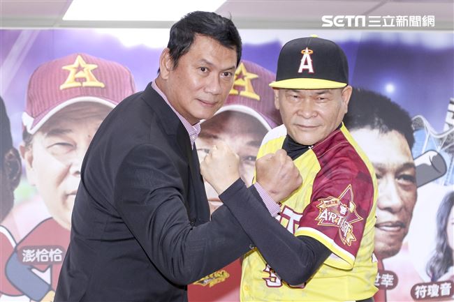 由臺灣閃亮之星明星棒球聯隊及中華民國職棒退役聯盟舉辦的2019明星公益棒球賽關懷偏鄉失智老人關注並協助弱勢，閃亮之星明星棒球隊澎恰恰與中華民國職棒退役聯盟理事長黃平洋。（記者林士傑/攝影）