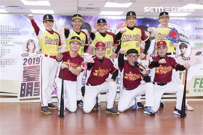 由臺灣閃亮之星明星棒球聯隊及中華民國職棒退役聯盟舉辦的2019明星公益棒球賽關懷偏鄉失智老人關注並協助弱勢，閃亮之星明星棒球隊大合照。（記者林士傑/攝影）
