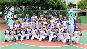 富邦悍將球星張正偉、蔣智賢前進中港國小與少棒球員互動。（圖／富邦悍將提供）