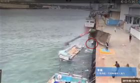 吊車,膠筏,落海,花蓮,翻攝畫面