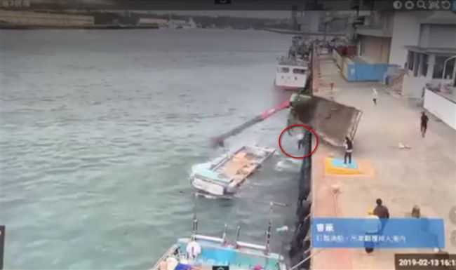 驚！吊掛膠筏翻落海　工人急跳海救命