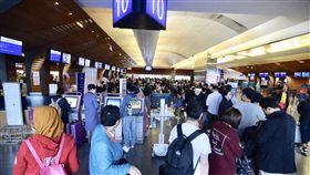 華航機師罷工延燒　桃機14日取消24架次華航機師罷工事件持續延燒，桃園國際機場公司13日晚間預估，桃園機場14日華航班機共有24架次取消（出境10個航班及入境14個航班），影響旅客預估3586人。中央社記者邱俊欽桃園機場攝　108年2月13日