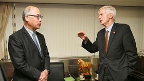 加拿大前亞太事務國際部長基固爾訪中央社（1）加拿大前主管亞太事務國務部長基固爾（David Kilgour）（右）13日下午拜訪中央社，由總編輯陳正杰（左）等人接待，雙方針對台加關係、兩岸關係、台灣國際空間等議題交換意見。中央社記者謝佳璋攝　108年2月13日