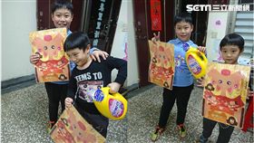 北市不發小提燈 里長自掏腰包送提燈 （圖／溫泉里里長許智全提供）