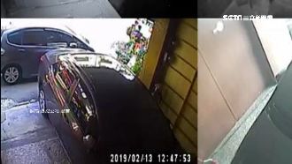 鄰居亂停車庫　女屋主怒卡死：求我啊