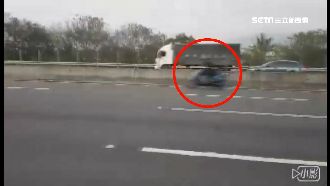 重機男玩命逆向飆國道　自撞護欄骨折