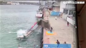 吊掛膠筏疑風大翻落海 吊車沉入花蓮港