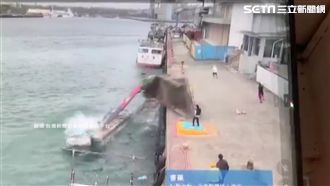 吊車吊掛膠筏翻落海　工人急跳海求生