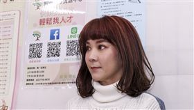 陸元琪參加人安基金會寒士送暖活動親自織上圍巾送給寒士取暖。（記者林士傑/攝影）