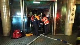 文化大學火警　2人送醫搶救（1）台北市士林區的中國文化大學大典館13日下午起火，現場冒出火煙，多人受困，警消獲報馳援，晚間控制火勢並入內搜救，陸續協助人員脫困，但有2人送醫搶救。（朱俋圜提供）中央社　108年2月13日
