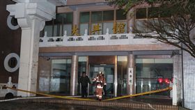 文化大學火警　2女送醫急救（2）中國文化大學大典館13日下午發生火警，至晚間6時許共救出16人，其中2女送醫搶救，現已無人受困，但詳細起火原因仍待後續調查釐清。中央社記者張皓安攝　108年2月13日