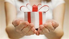 情人節禮物讓她瞬間冷掉！前世情人扭捏手藏背後　人妻收下秒飆：法克(圖/PIXABAY)