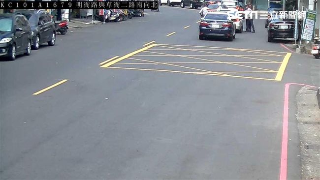 扯！情侶抱著百萬現金開車爽睡路中央
