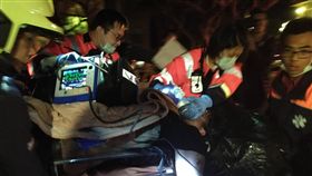 文化大學火警　2人送醫搶救（2）中國文化大學大典館13日下午驚傳火警，多人受困，警消獲報馳援，晚間已陸續協助人員脫困，但有2人傷勢危急，緊急送醫搶救。（朱俋圜提供）中央社  108年2月13日