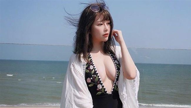 雪乳大大蹦出來！正妹開衩肚臍裝超胸