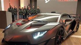 全球僅1輛！他買下2.7億藍寶堅尼「神牛」　員工列隊交車(圖/今日頭條)