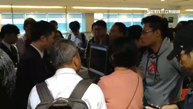 港航疑受鳥擊延後7小時　旅客苦等怒