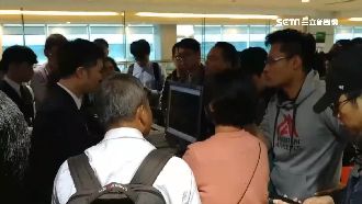 港航疑受鳥擊延後7小時　旅客苦等怒