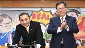 新北桃園雙首長論壇展開（2）桃園市長鄭文燦（右）與新北市長侯友宜（左）12日在?桃園市府舉行?雙首長論壇，鄭文燦並致贈一輛高性能自行車給侯友宜。（桃園市政府新聞處提供）中央社記者吳睿騏桃園傳真  108年2月12日