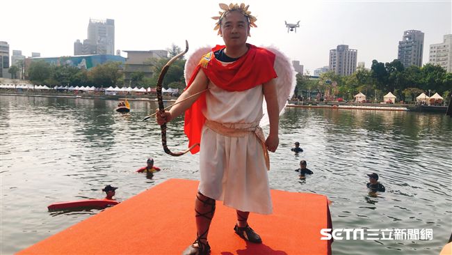 真的母湯！潘恆旭扮成「愛神邱比特」