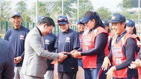 ▲壘協理事長陳任邦（左）南下國訓中心探視女壘隊員。（圖／中華壘協提供）