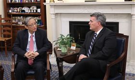 ▲美國參議員賈德納會見大陸前駐美大使周文重。（圖／翻攝自美國參議員賈德納官網）