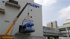 郭台銘投資廣州面板廠　首台曝光機進駐鴻海集團總裁郭台銘個人投資SDP布局中國廣州面板廠，第一台核心曝光機14日進駐。（SDP提供）中央社記者鍾榮峰傳真　108年2月14日