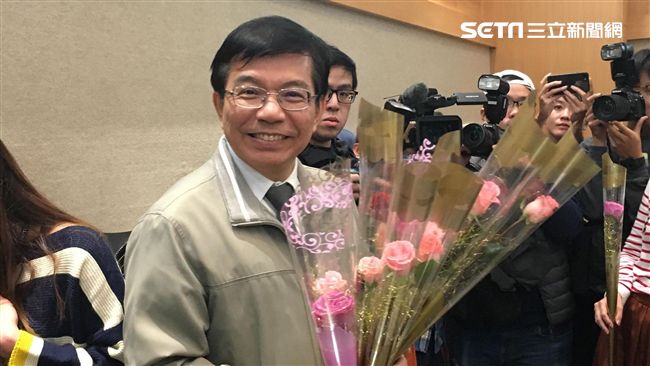 華航勞資難喬！林佳龍貼心送百朵玫瑰