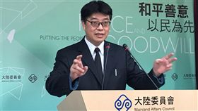 駁韓國瑜兩岸你儂我儂說　陸委會：拒絕恐怖情人高雄市長韓國瑜日前接受專訪時形容，兩岸關係是「你儂我儂」，互相深愛對方。陸委會發言人邱垂正14日表示，不論「先友後婚」或「你儂我儂」，一定要拒絕恐怖情人。中央社記者繆宗翰攝　108年2月14日