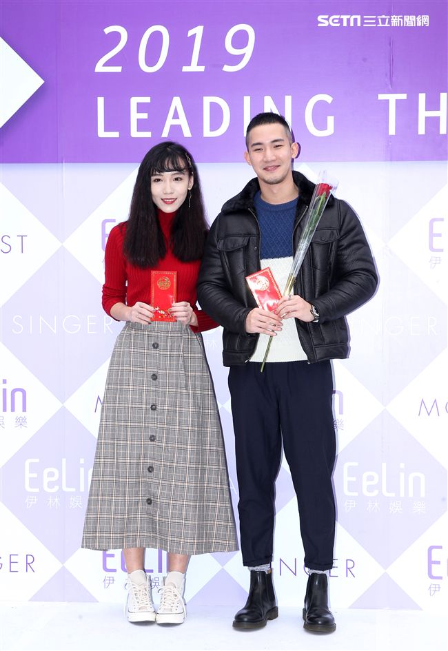 伊林模特兒隋玲、楊鎮2019豬年行大運開工好采頭。（記者邱榮吉/攝影）