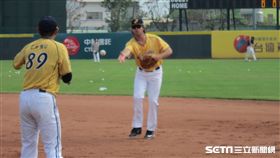 中信兄弟外國人工具人Eric Wood（艾銳克）春訓首次練球。（圖／記者蕭保祥攝影）