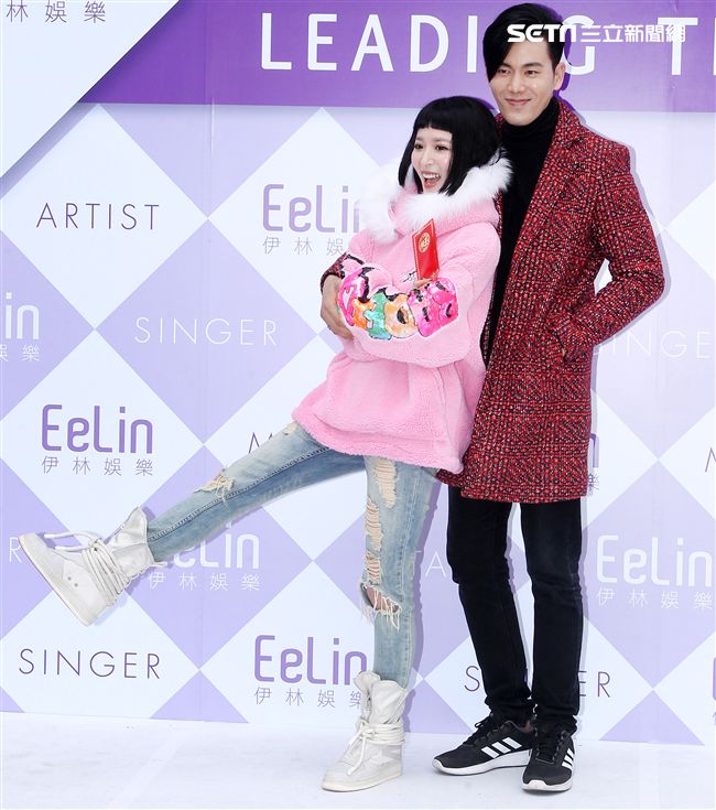 伊林模特兒余秉諺、王依蕾2019豬年行大運開工好采頭。（記者邱榮吉/攝影）