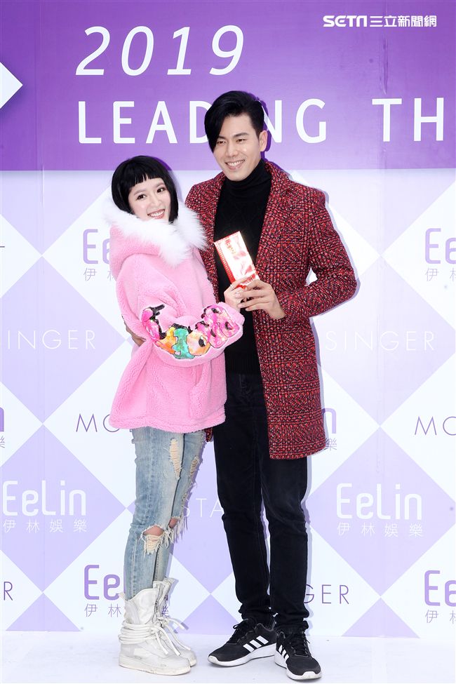 伊林模特兒余秉諺、王依蕾2019豬年行大運開工好采頭。（記者邱榮吉/攝影）